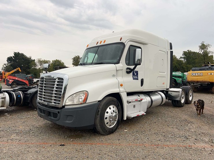 2014-freightliner-cascadia-t/a-sleeper-semi-truck-image-1