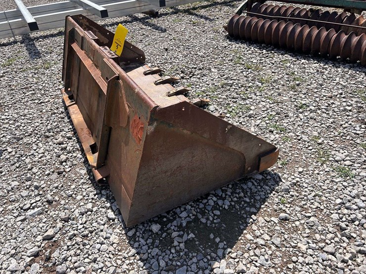 bobcat-80"-quick-attach-tooth-bucket-image-6