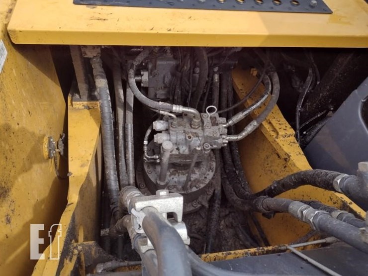2021-deere-250g-lc-image-51