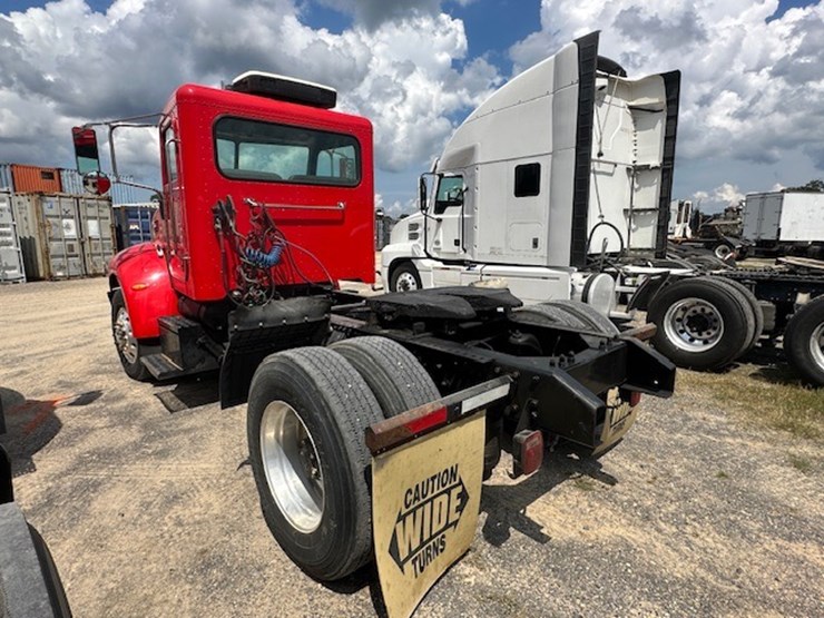 2008-peterbilt-335-image-4
