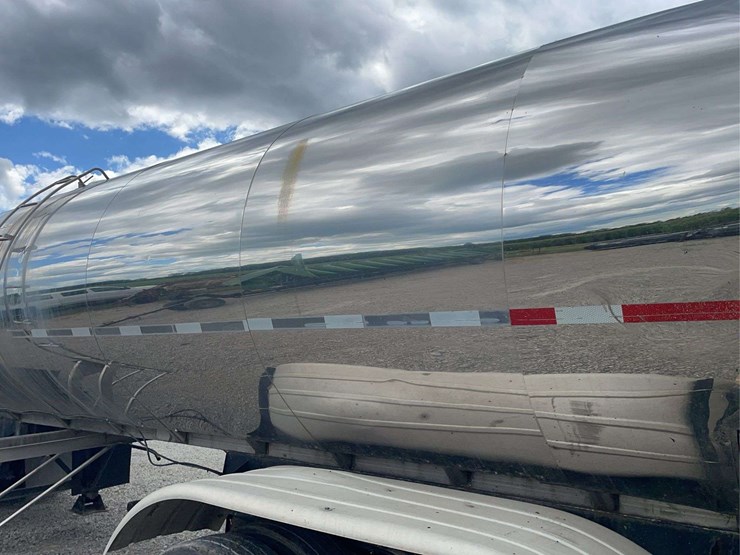 stainless-steel-7000-gallon-tanker-image-28
