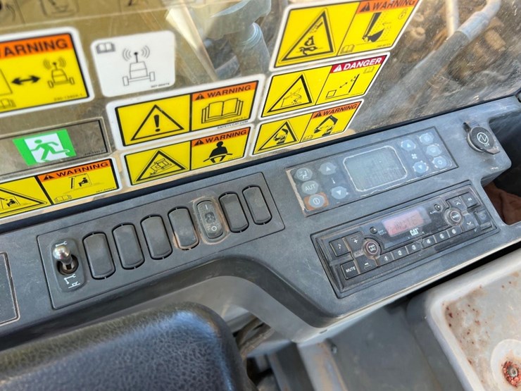 2017-caterpillar-323fl-image-40