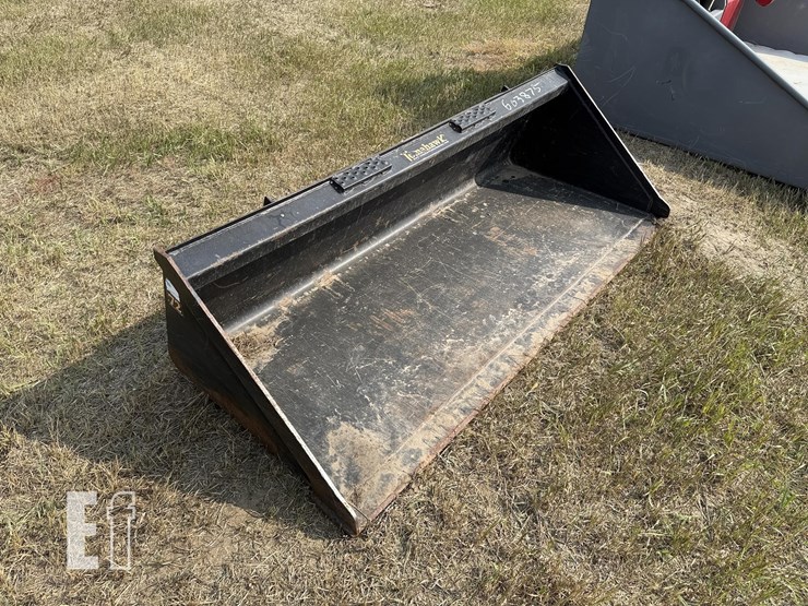 tomahawk-72-inch-skid-steer-dirt-bucket-image-3