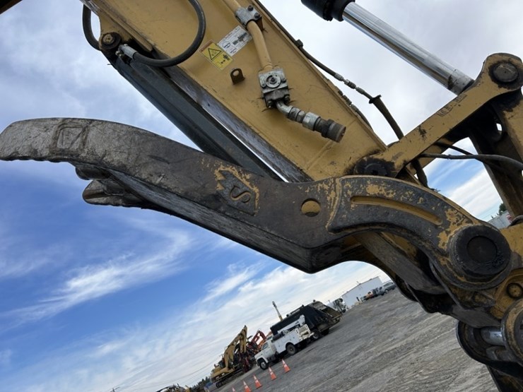 2017-caterpillar-320fl-image-12