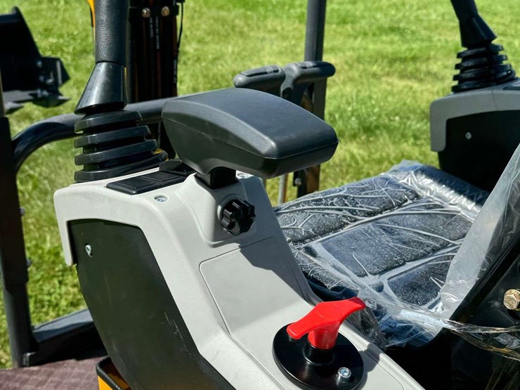 2025-cfg-industrial-qk18r-mini-excavator-...-unused-image-10