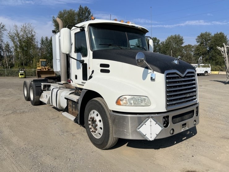 2012-mack-cxu613-t/a-truck-tractor-image-2