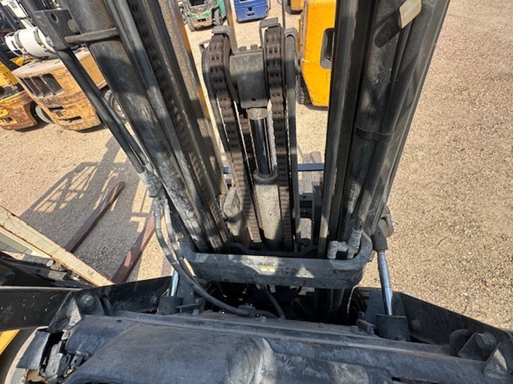 #2074-•-nissan-forklift-image-26