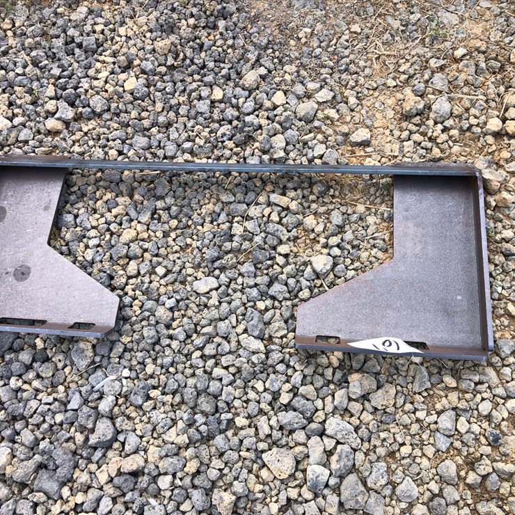 #67 • SKID STEER MOUNT PLATE
