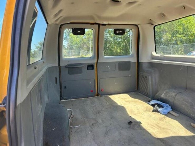 2010-ford-cargo-image-18