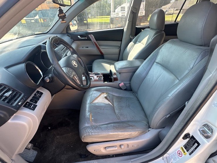 2010-toyota-highlander-image-39