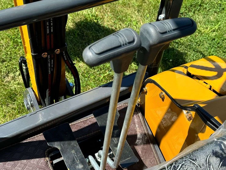 2025-cfg-industrial-qk18r-mini-excavator-...-unused-image-11