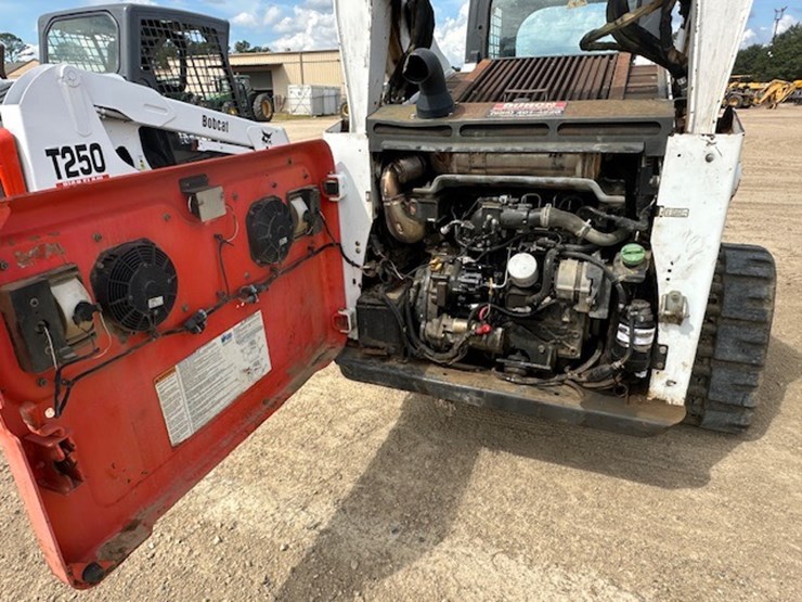 2015-bobcat-t750-image-33