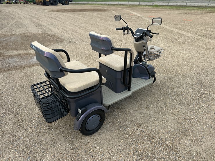 #61-•-2-seater-electric-scooter,-front-and-rear-basket,-charger-image-3