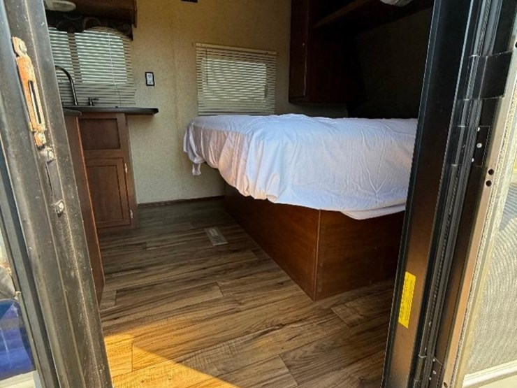 2015-lynx-by-heartland-prowler-camper-(20',-model-image-11