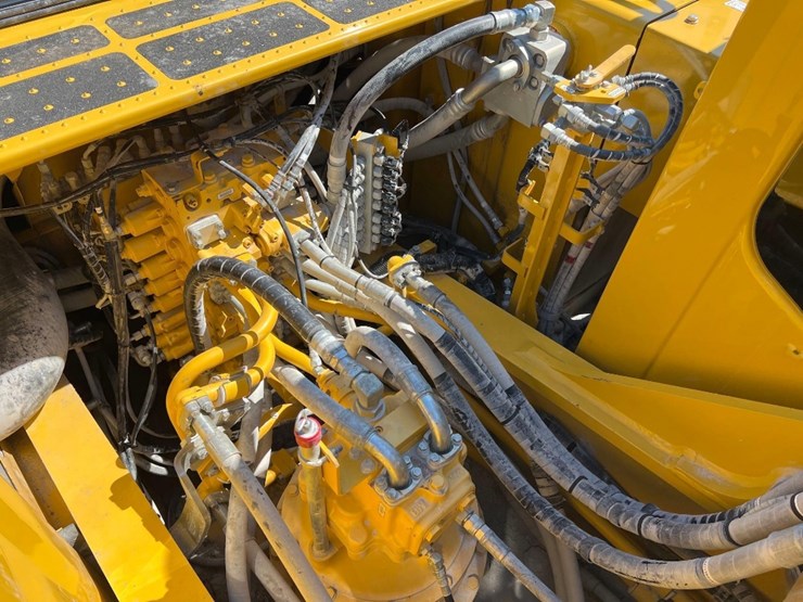 2023-komatsu-pc360-lc-11-image-31