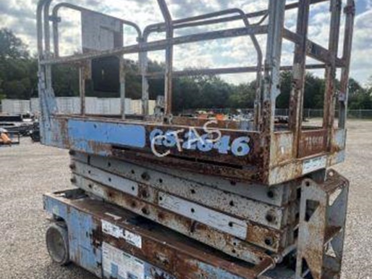 #89-•-gs---2646-scissor-lift-image-9