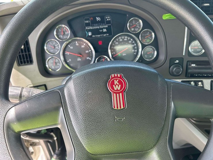 2016-kenworth-t880-image-13