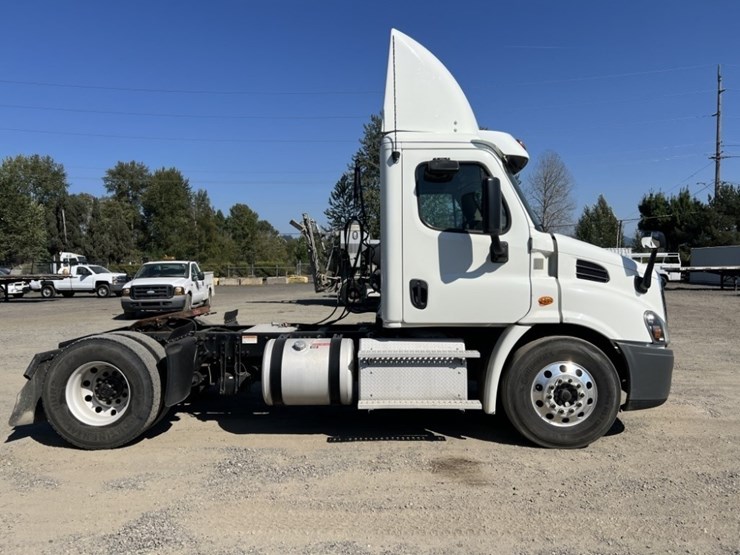 2016-freightliner-cascadia-s/a-truck-tractor-image-3