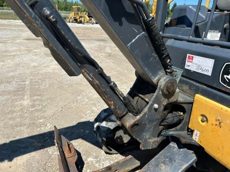 2015-deere-17g-image-54