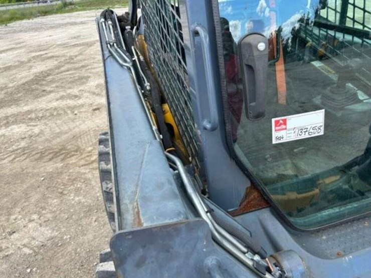 2017-deere-320e-image-43