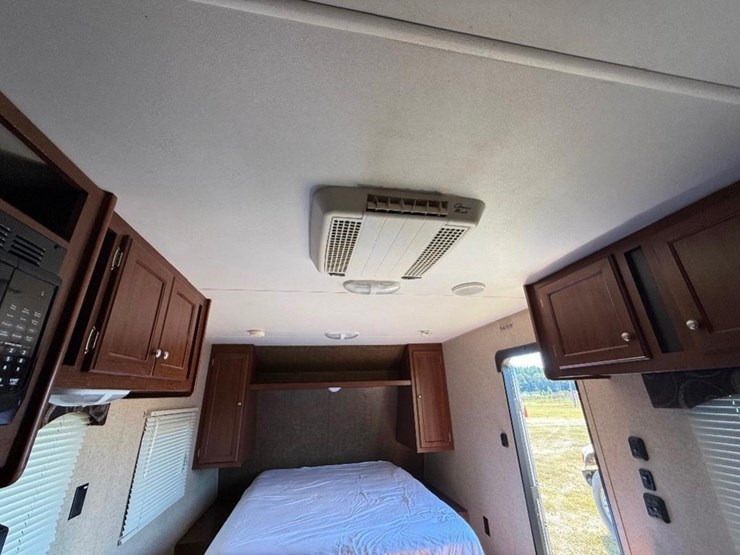 2015-lynx-by-heartland-prowler-camper-(20',-model-image-22