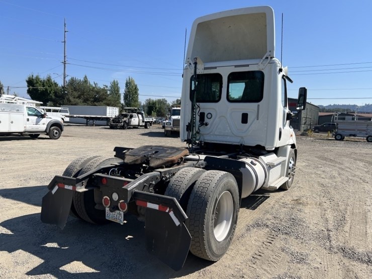 2016-freightliner-cascadia-s/a-truck-tractor-image-4