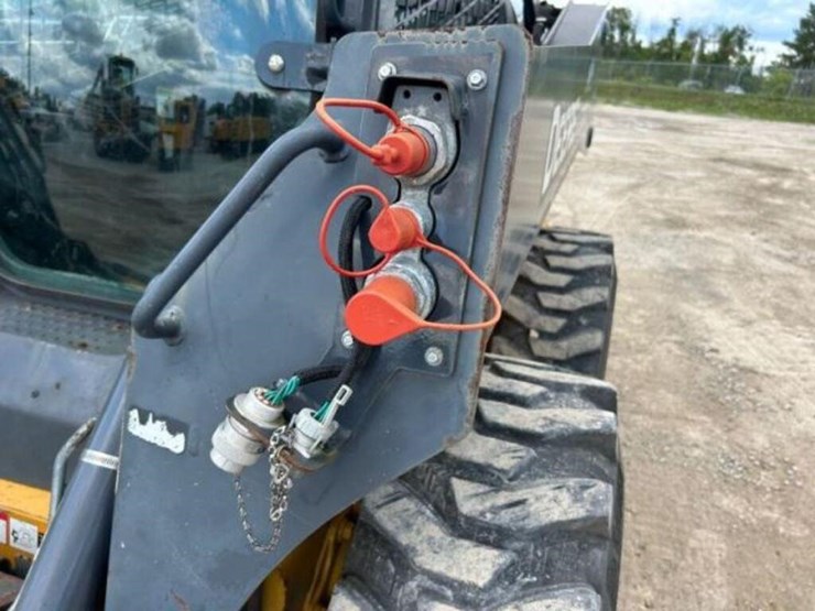 2017-deere-320e-image-37