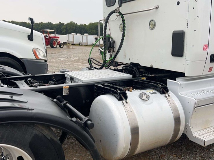 2018-peterbilt-t/a-daycab-semi-truck-image-15