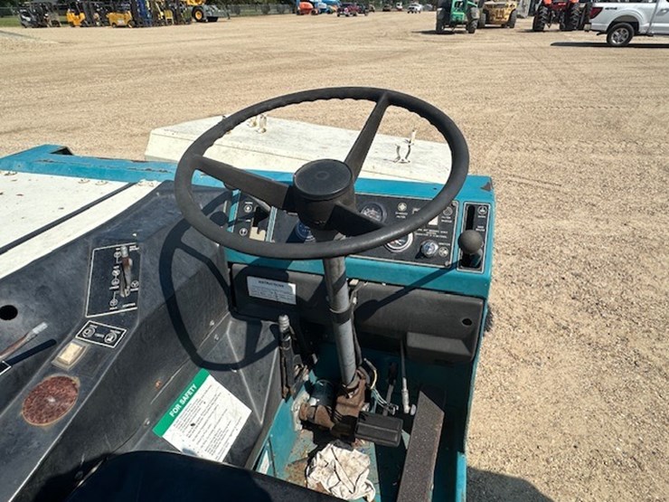 #2267-•-tennant-225-ride-on-sweeper-|-parts-or-repair-image-17