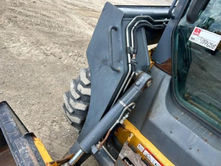2017-deere-320e-image-42