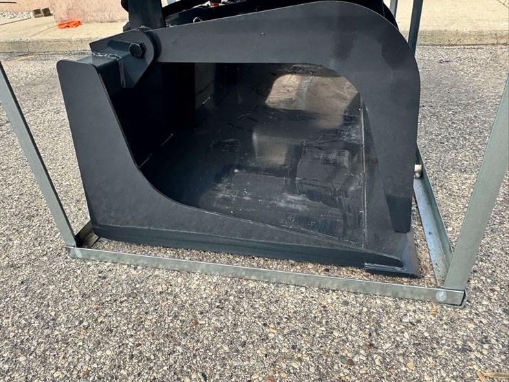 wolverine-skid-steer-grapple-bucket-attachment-image-6