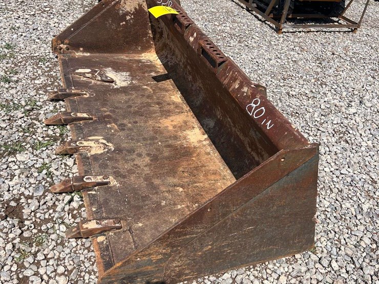 bobcat-80"-quick-attach-tooth-bucket-image-2