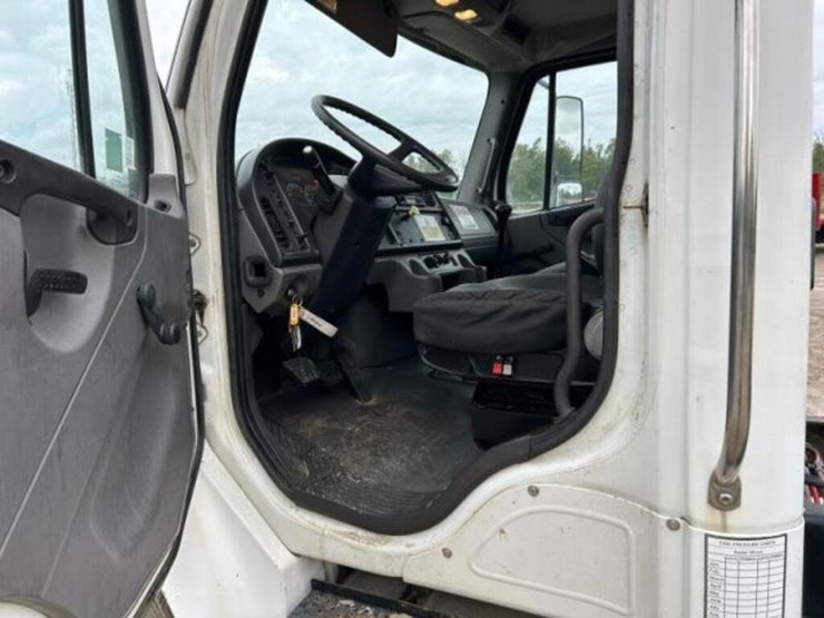2006-freightliner-business-class-m2-106-image-20