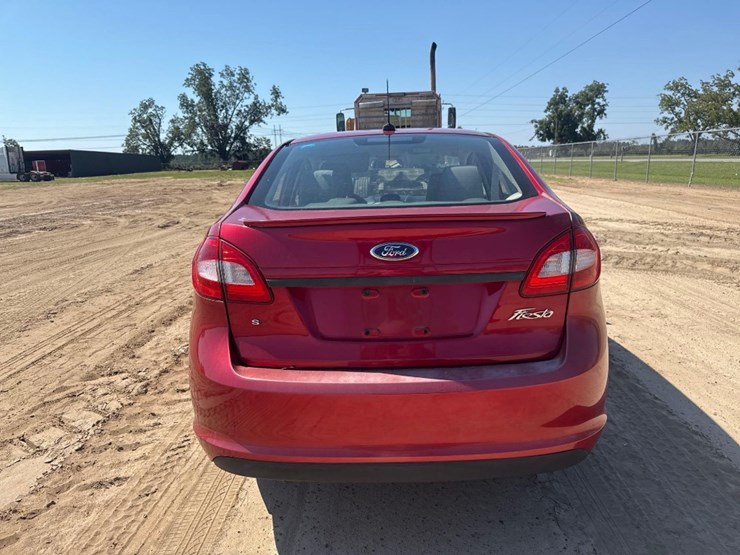2011-ford-fiesta-se-car-image-7