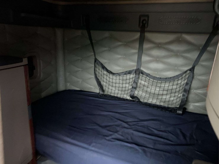 2014-freightliner-cascadia-t/a-sleeper-semi-truck-image-24