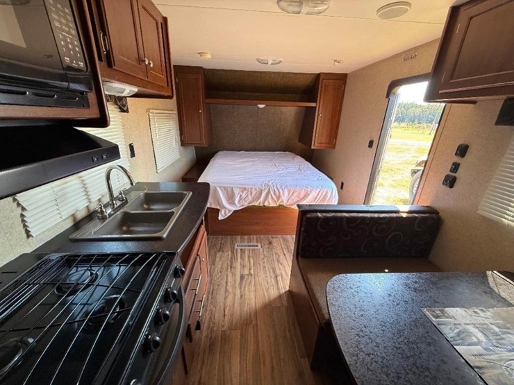 2015-lynx-by-heartland-prowler-camper-(20',-model-image-21