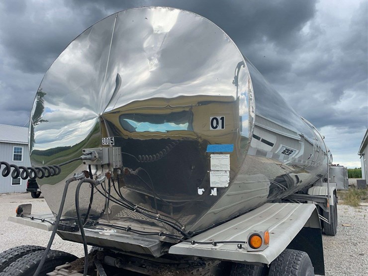 stainless-steel-7000-gallon-tanker-image-2
