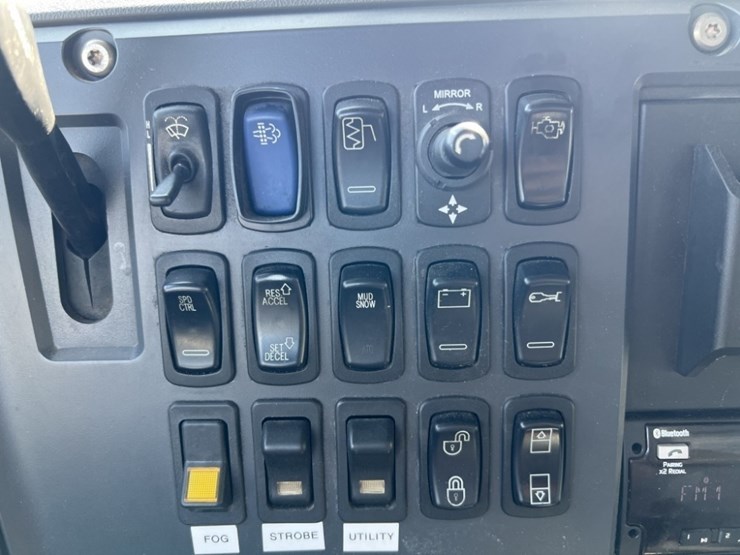 2012-mack-cxu613-t/a-truck-tractor-image-29