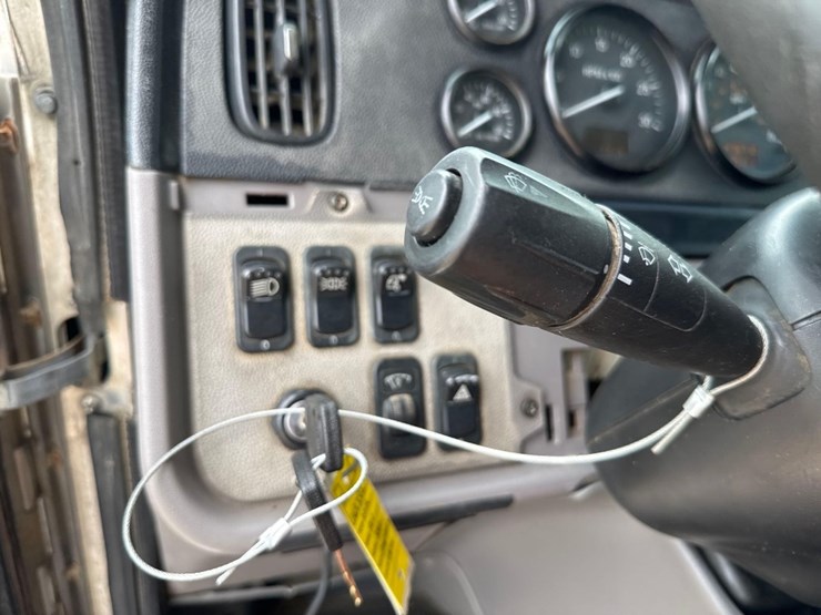 2013-peterbilt-388-image-27