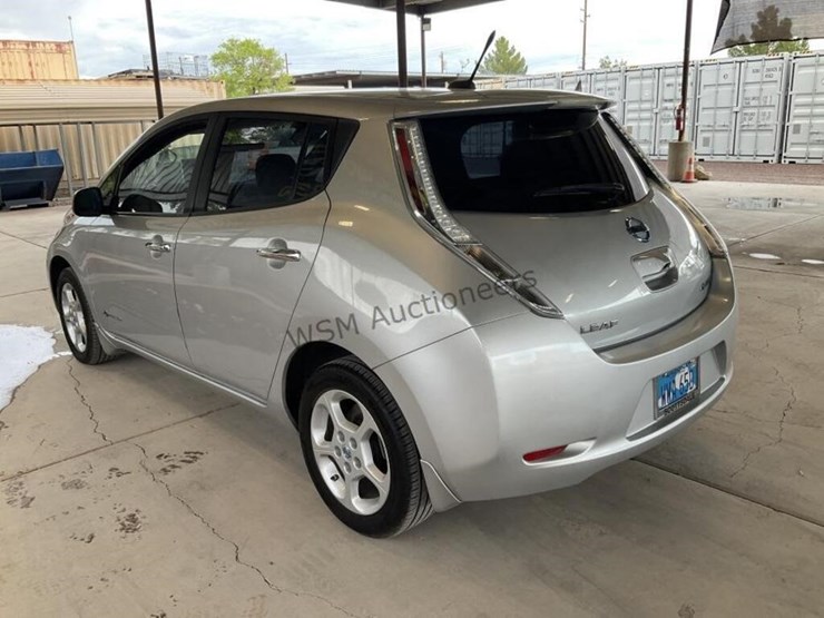 2014-nissan-leaf-sv-hatchback-image-5