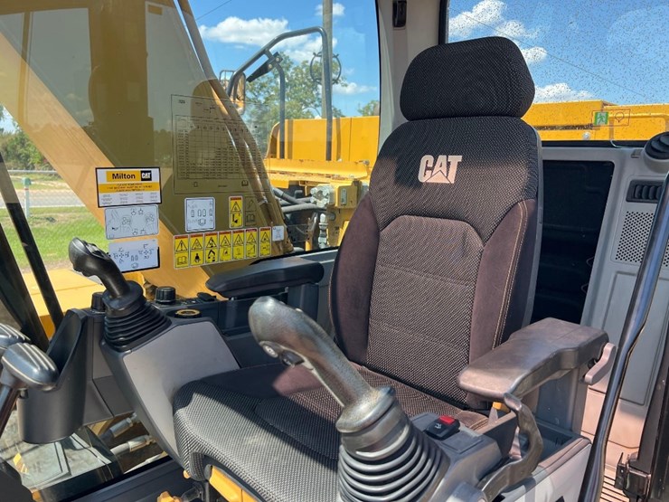 2018-caterpillar-320-image-36