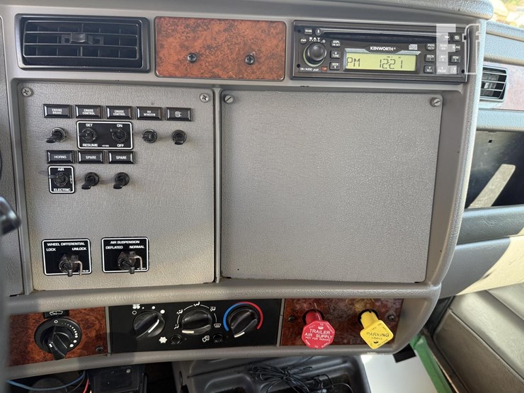 2005-kenworth-t300-image-39