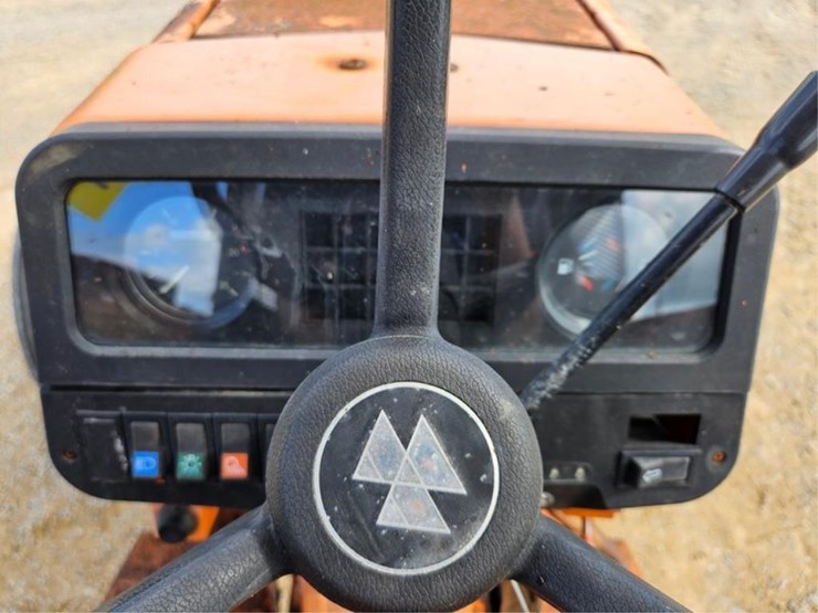 massey-ferguson-383-image-33