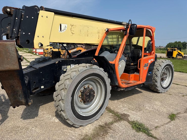 2017-jlg-1055-image-2
