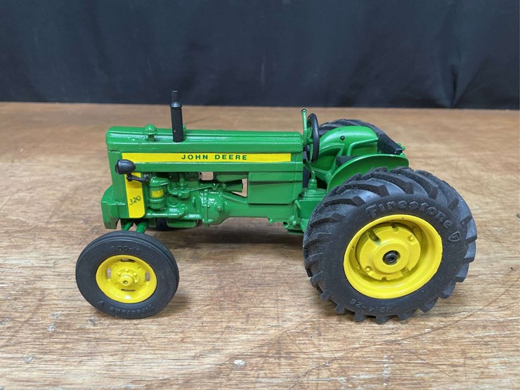 john-deere-320-image-3