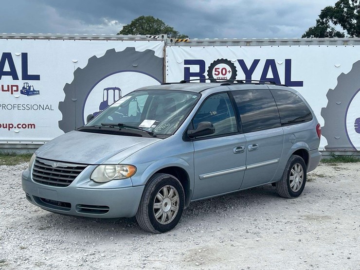 2006-chrysler-town-&-country-image-1