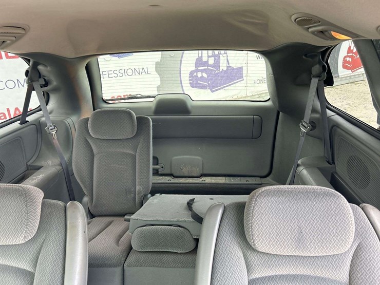 2006-chrysler-town-&-country-image-15