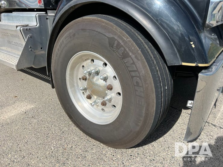 2012-kenworth-w900-image-22