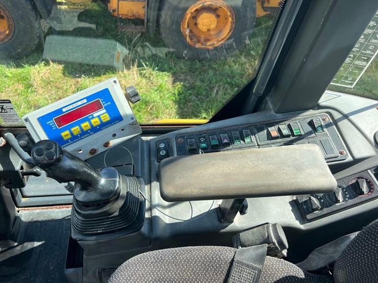 2015-deere-344k-image-15