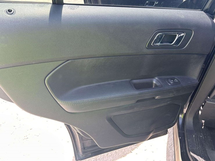 2016-ford-explorer-image-17